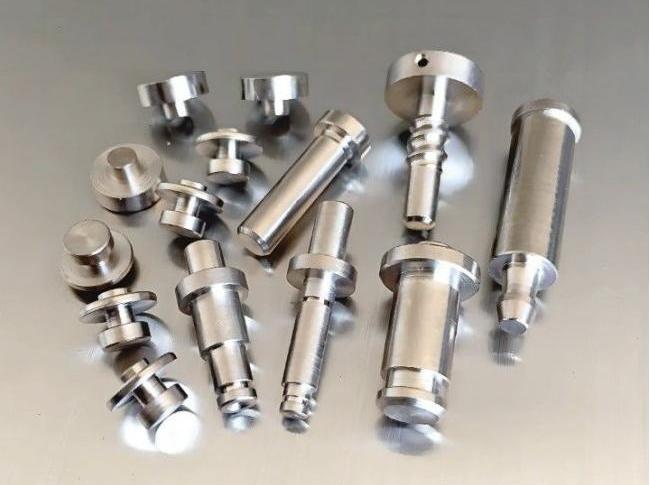 金屬與塑料鉚釘終極指南:精密制造的7大關(guān)鍵類型、鉆孔尺寸及毛刺解決方案