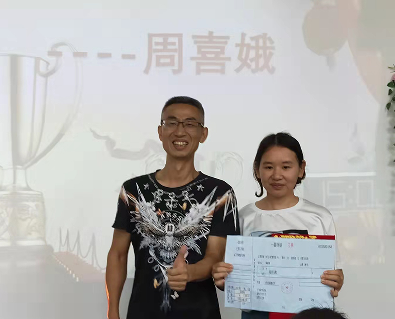 一鑫創(chuàng)研8月份銷售冠軍——周喜娥與董事長(zhǎng)李敏先生合影